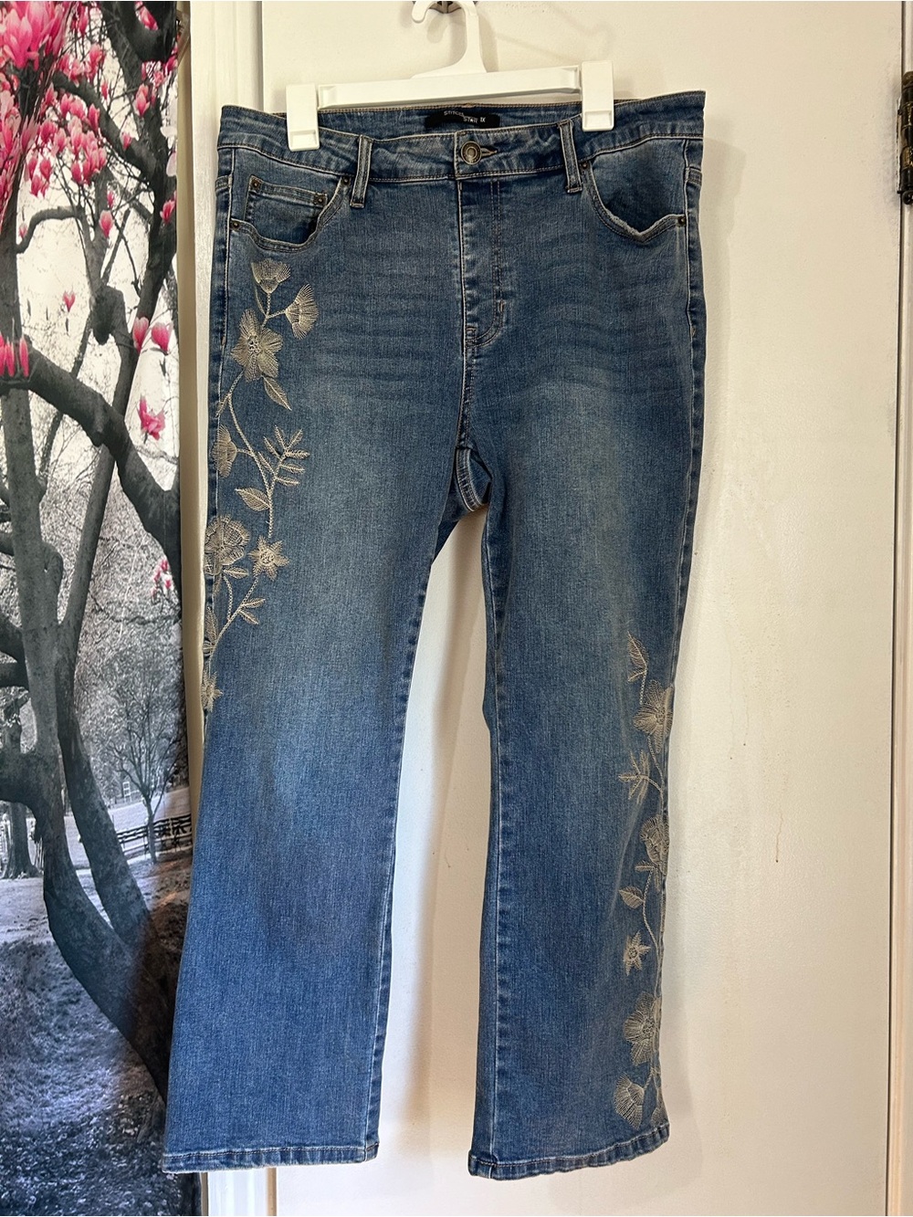 Blue Straight-Leg Women’s Jeans with Subtle Floral Embroidery